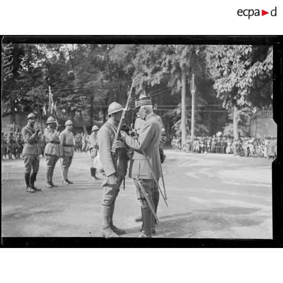 Châlon sur Marne. Le général Fayolle décore le caporal Perret. [légende d'origine]