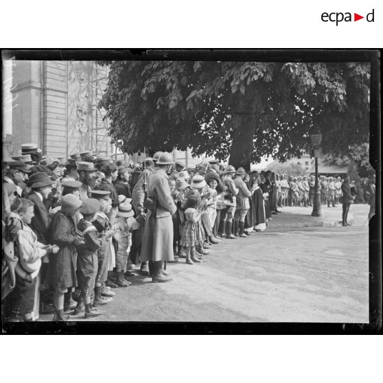 Châlon sur Marne. Le public assiste à la remise de décorations. [légende d'origine]