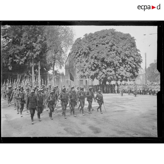 Châlon sur Marne. Le défilé des sénégalais. [légende d'origine]