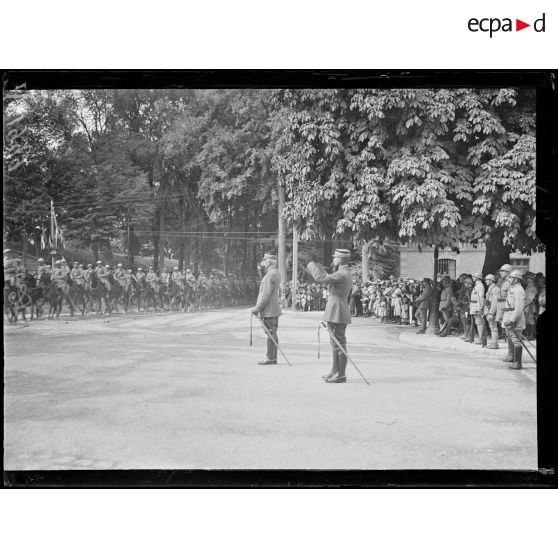 Châlon sur Marne. Défilé de la cavalerie devant les généraux Gouraud et Fayolle. [légende d'origine]