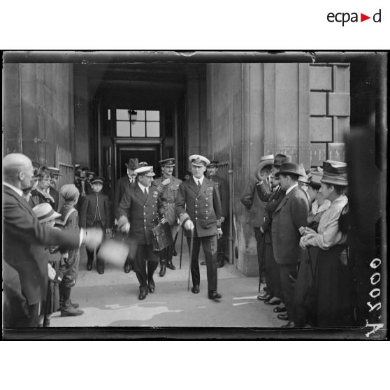 Paris. Conférence des Alliés. L'amiral Jellicoe sortant de l'hôtel Crillon. [légende d'origine]