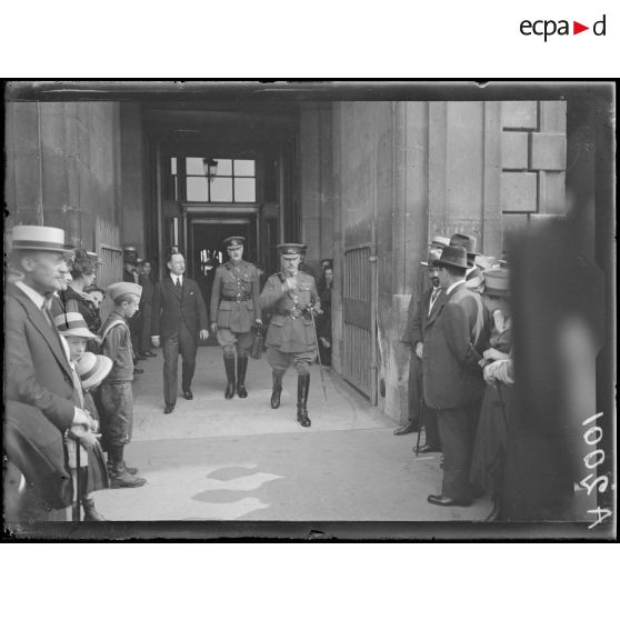 Paris. Conférence des Alliés. Le général Robertson sortant de l'hôtel Crillon. [légende d'origine]