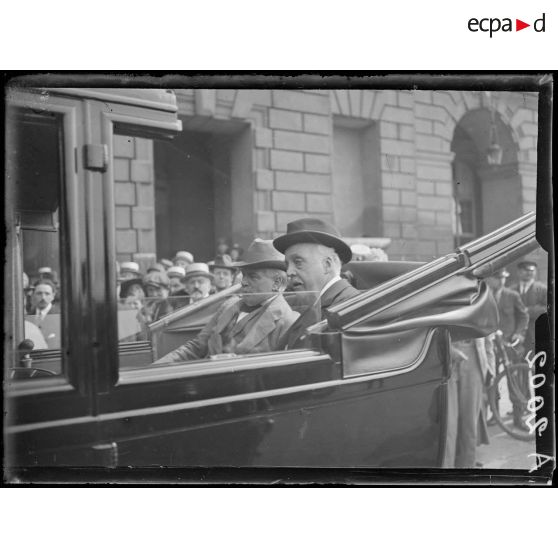 Paris. Conférence des Alliés. Mr Lloyd George quittant l'hôtel Crillon. [légende d'origine]