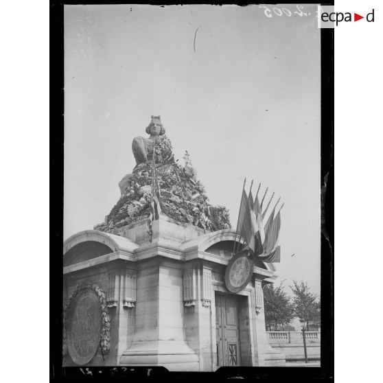 Paris. Place de la Concorde. Statue de la ville de Strasbourg. [légende d'origine]