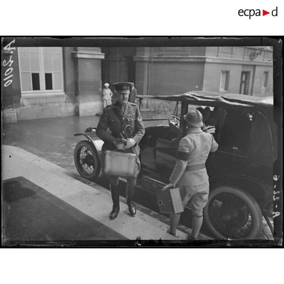Paris. Ministère des affaires étrangères. Arrivée officier anglais. [légende d'origine]