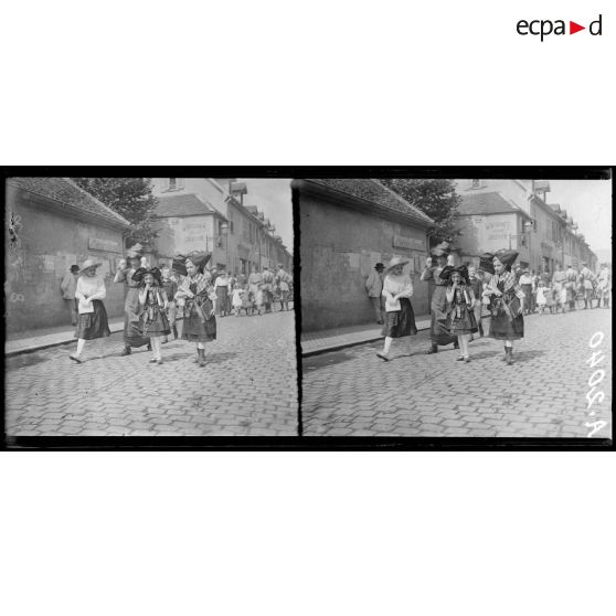 Thann. Alsace. Distribution de prix. La sortie. [légende d'origine]