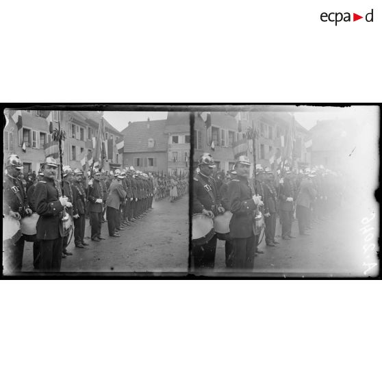 Massevaux. Alsace. Fête anniversaire de l'entrée des français. Pompiers avec leur drapeau. [légende d'origine]