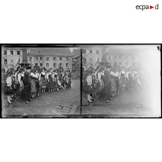 Massevaux. Alsace. Fête anniversaire de l'entrée des français. Groupe d'Alsaciennes. [légende d'origine]