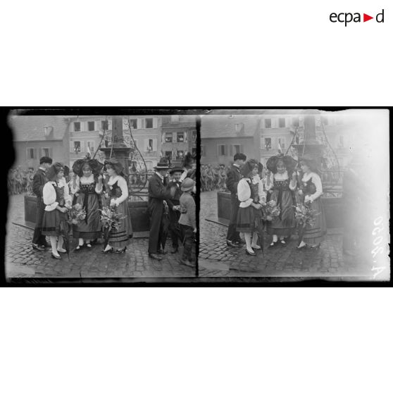 Massevaux. Alsace. Fête anniversaire de l'entrée des français. Alsaciens et Alsaciennes en costume. [légende d'origine]