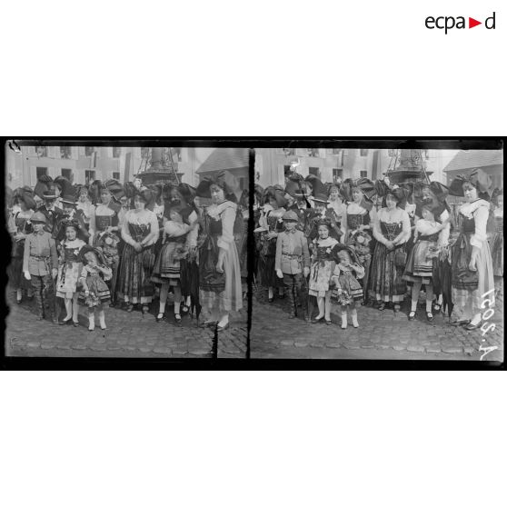 Massevaux. Alsace. Fête anniversaire de l'entrée des français. Alsaciens et Alsaciennes en costume. [légende d'origine]