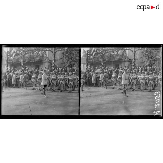 Massevaux. Alsace. Fête anniversaire de l'entrée des français. Un général passant sur le front des troupes. [légende d'origine]