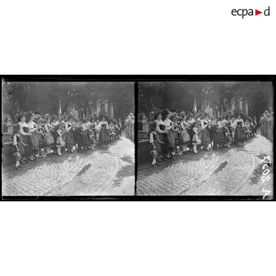 Massevaux. Alsace. Fête anniversaire de l'entrée des français. Prise d'armes. Alsaciennes y assistant. [légende d'origine]