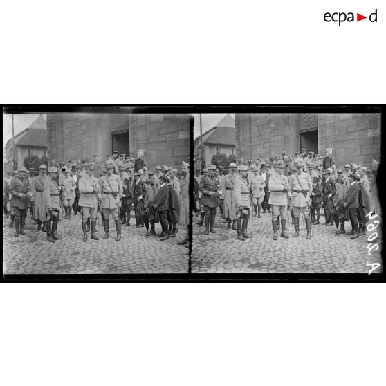 Massevaux. Alsace. Fête anniversaire de l'entrée des Français. La sortie de la messe. [légende d'origine]