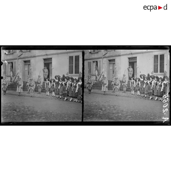 Massevaux. Alsace. Fête anniversaire de l'entrée des Français. Le drapeau du 118 régiment d'infanterie entouré d'Alsaciennes. [légende d'origine]