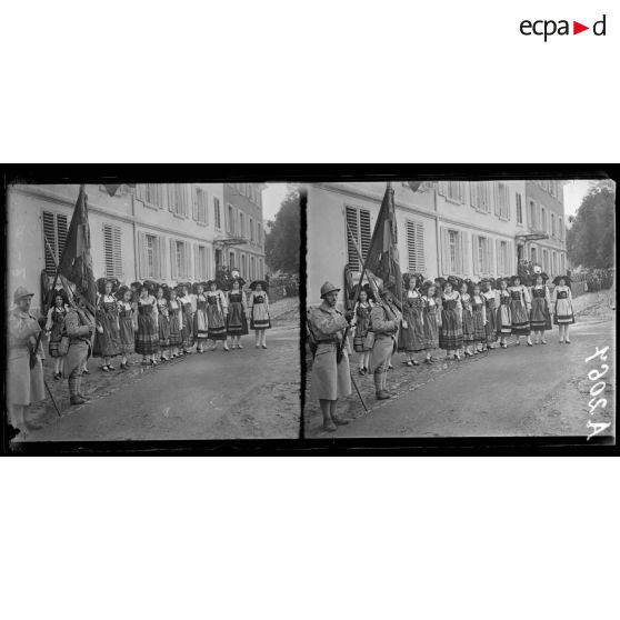 Massevaux. Alsace. Fête anniversaire de l'entrée des Français. Le drapeau du 118 régiment d'infanterie entouré d'Alsaciennes. [légende d'origine]