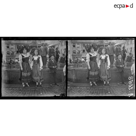 Massevaux. Alsace. Fête anniversaire de l'entrée des Français. Le drapeau du 118 régiment d'infanterie entouré d'Alsaciennes. [légende d'origine]