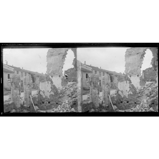 Ornes (Meuse). Maisons en ruines près de l'église. [légende d'origine]