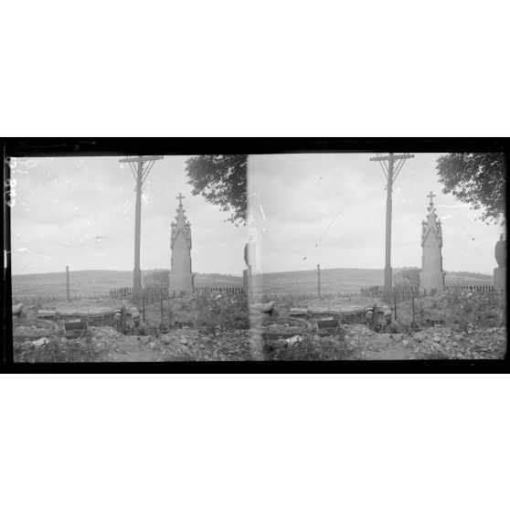 Ornes (Meuse). Vue des Jumelles d'Ornes, ou cotes 310/307, près du calvaire d'Ornes. La gare en ruines est ... [illisible] ... bouquet d'arbres. [légende d'origine]