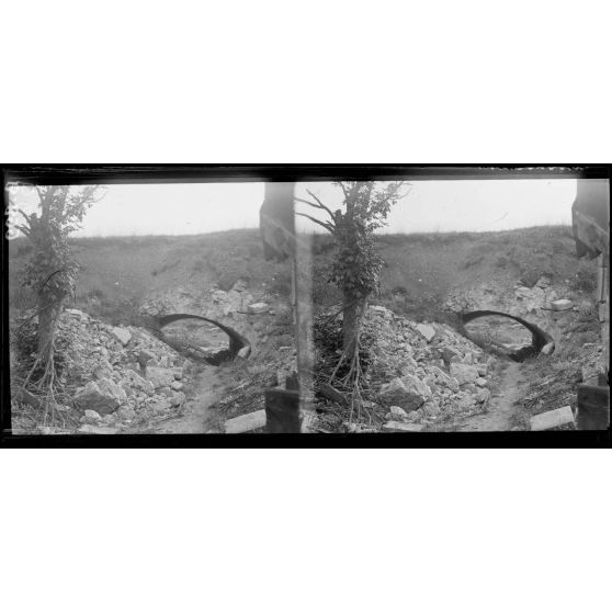 Fort de Troyon. Voûte abîmée par les obus. [légende d'origine]