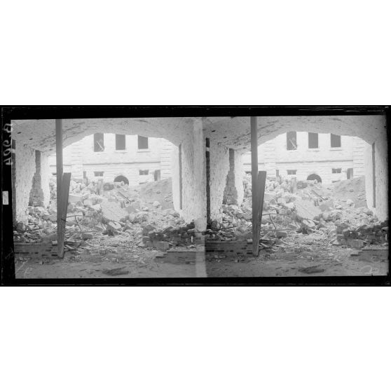 Fort de Troyon. Autre chambre de soldats (au fond vue sur la cour centrale de la caserne). [légende d'origine]