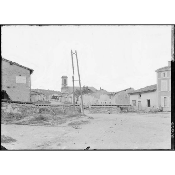 Ornes (Meuse). Vue général du village avec ses défenses. [légende d'origine]