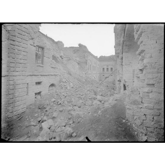 Fort de Troyon. Cour intérieure de la caserne. [légende d'origine]