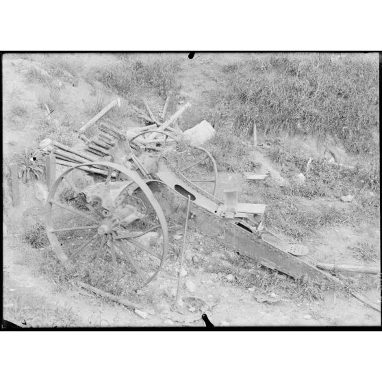 Fort de Troyon. Pièce de 120 mm long démolie par un 305 mm. [légende d'origine]