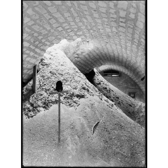 Fort de Troyon. Casemate centrale . 2 obus qui après avoir traversé la voûte ont déterminé un éboulement de terre, qui a enterré vivants 30 soldats du 166e d'infanterie qui sont encore sous les décombres. [légende d'origine]