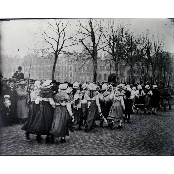 Metz (Lorraine). Jeunes messines suivant les troupes françaises sur l'esplanade. [légende d'origine]