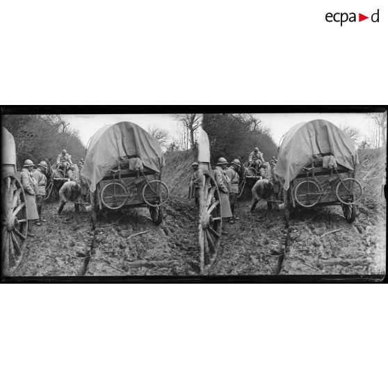 Route de Noyon. Chariot de ravitaillement embourbé. [légende d'origine]