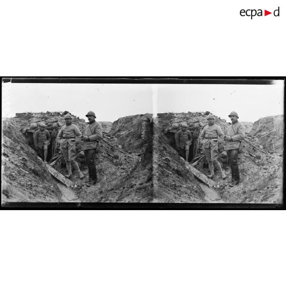 Devant Chevreux, poste de relais pour coureurs. [légende d'origine]