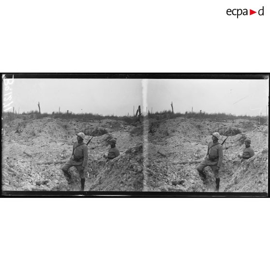 Devant Chevreux, restes de l'entrée d'une carrière après le bombardement. [légende d'origine]