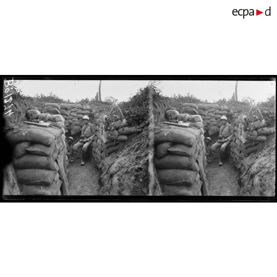 Devant Chevreux, soldat mangeant une soupe près de son poste d'observation. [légende d'origine]