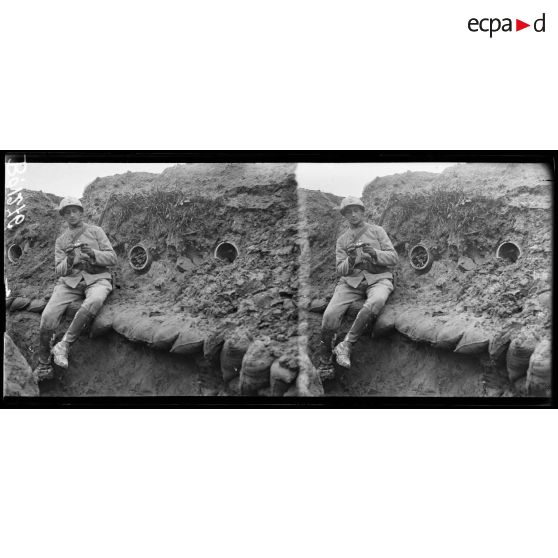 Devant Chevreux, cases à grenades : soldat rangeant les grenades. [légende d'origine]