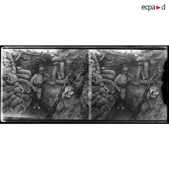Devant Chevreux, soldat en ligne à l'entrée d'un poste. [légende d'origine]