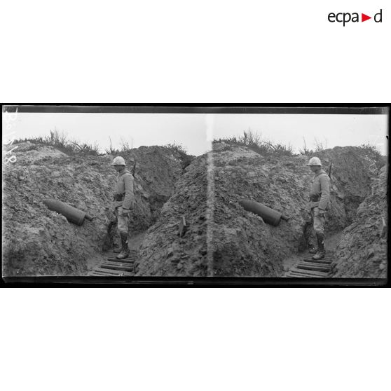 Devant Chevreux, soldat regardant un 380 non éclaté. [légende d'origine]