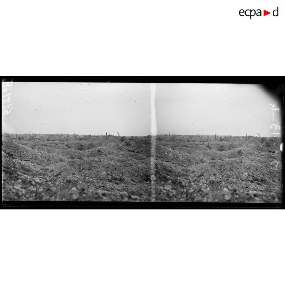 Devant Chevreux, restes d'un bois et d'une carrière. [légende d'origine]