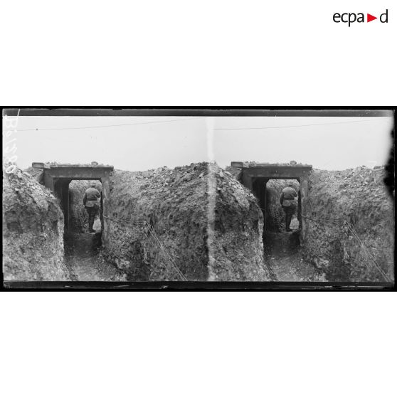 Devant Chevreux, tranchée coupant une route. [légende d'origine]