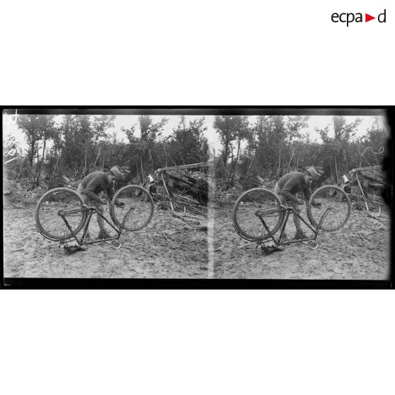 Devant Chevreux, PC Hoche, cycliste de liaison nettoyant son vélo. [légende d'origine]