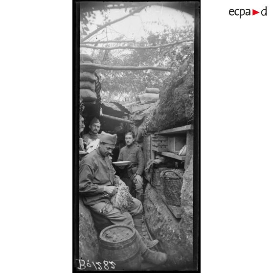 Devant Chevreux, cuisines et cuisiniers. [légende d'origine]