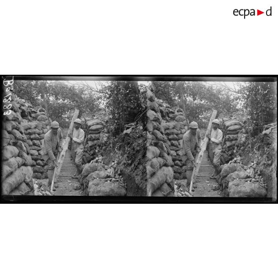 Devant Chevreux, soldats consolidant l'entrée du poste de commandement. [légende d'origine]