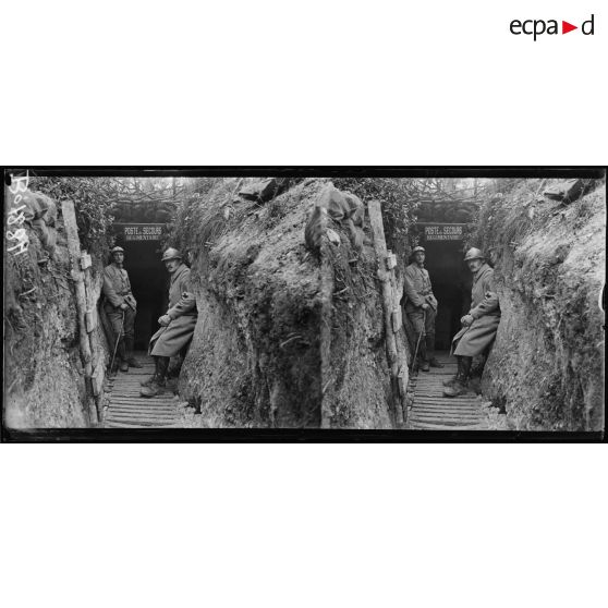 Devant Chevreux, ambulanciers à l'entrée du poste de secours régimentaire. [légende d'origine]