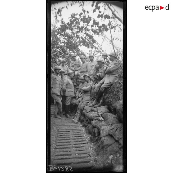 Devant Chevreux, groupe d'officiers dans un boyau (31e Régiment d'infanterie). [légende d'origine]