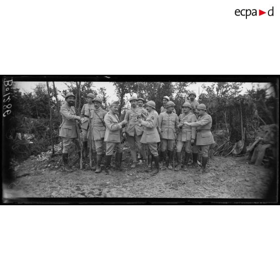 Devant Chevreux, groupe d'officiers du 31e Régiment d'infanterie (31e RI). [légende d'origine]
