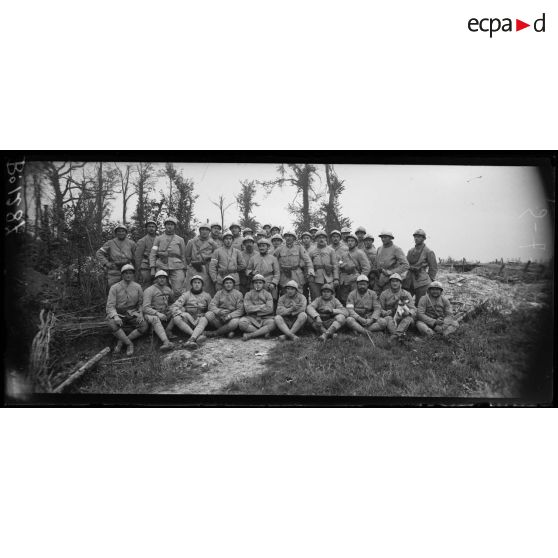 Devant Chevreux, soldats d'élites et spécialistes du "coup de main" du 31e RI. [légende d'origine]