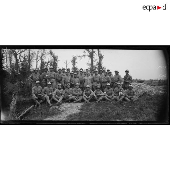 Devant Chevreux, soldats d'élites et spécialistes du "coup de main", au centre le colonel. [légende d'origine]