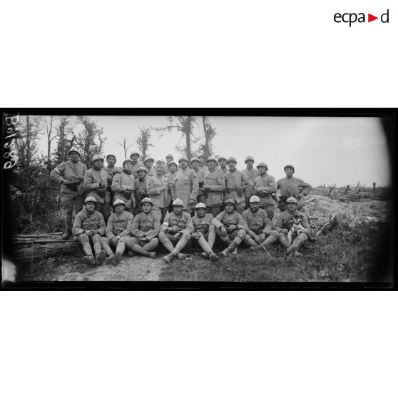 Devant Chevreux, soldats d'élites et spécialistes du "coup de main", au centre le colonel. [légende d'origine]