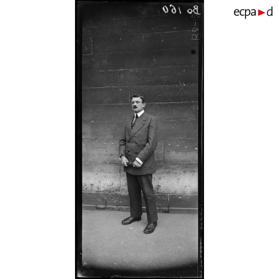 Monsieur Delaville, aide major. [légende d’origine]