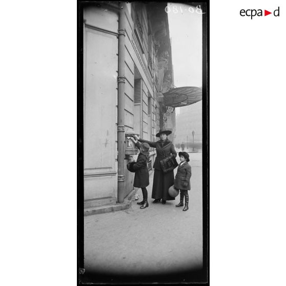 Enfant mettant une lettre à la poste. [légende d’origine]