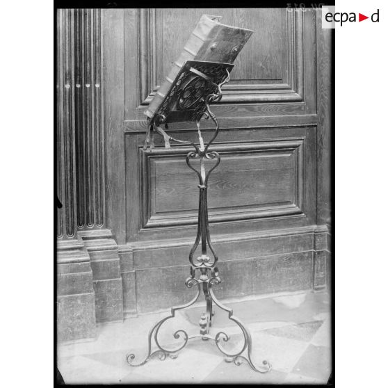 Saint-Riquier, Somme, église, lutrin en fer forgé du XVIIIe siècle. [légende d'origine]